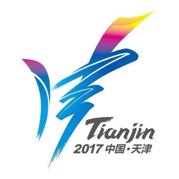 而这些平板运输车上，每一辆都横着摆放了好几口廉价的劣质棺材。